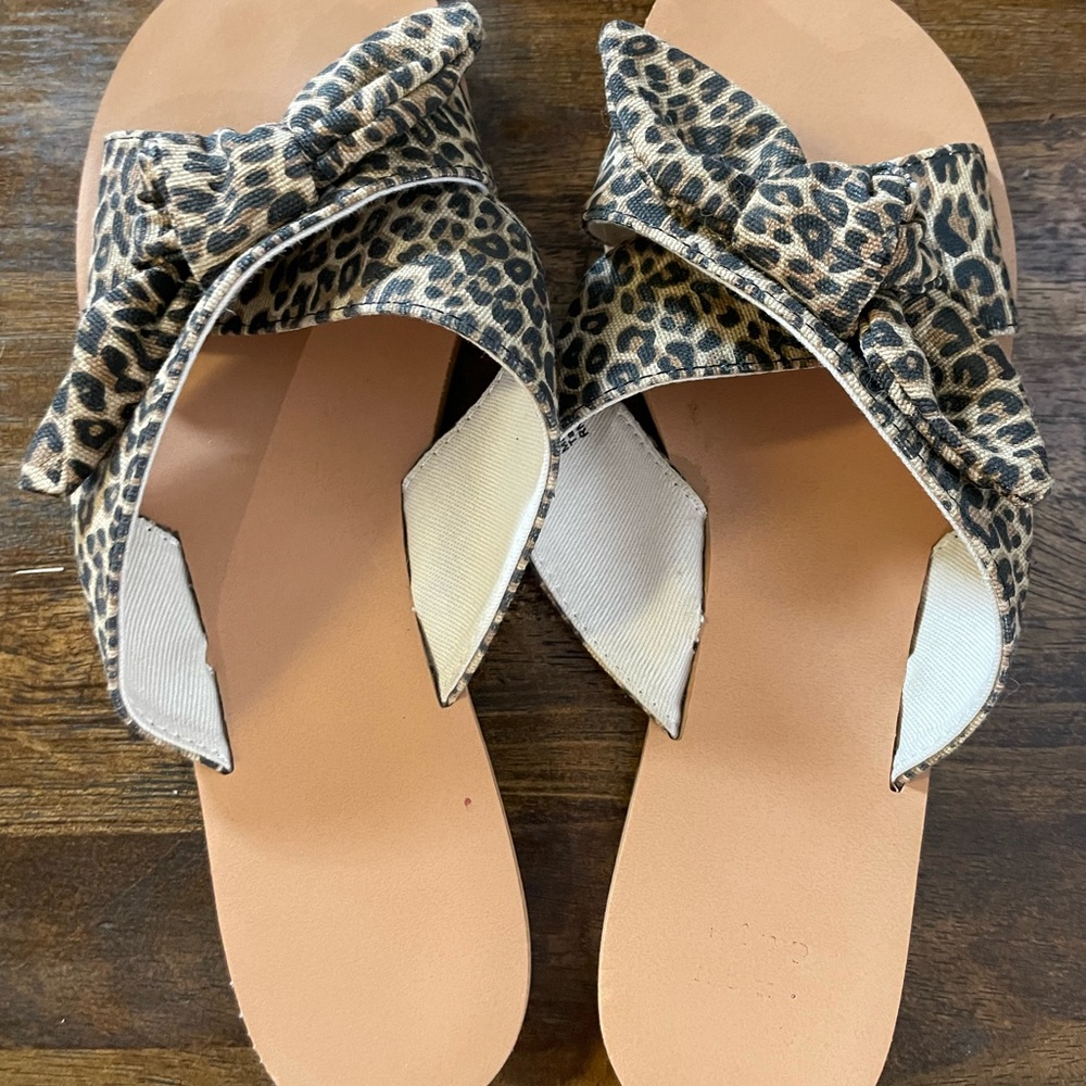 Cute leopard strapped flats